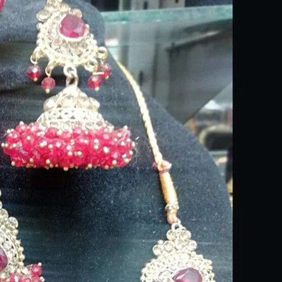 Traditional Indian Style Bridal Jewelry Set - Picture 4 of 6